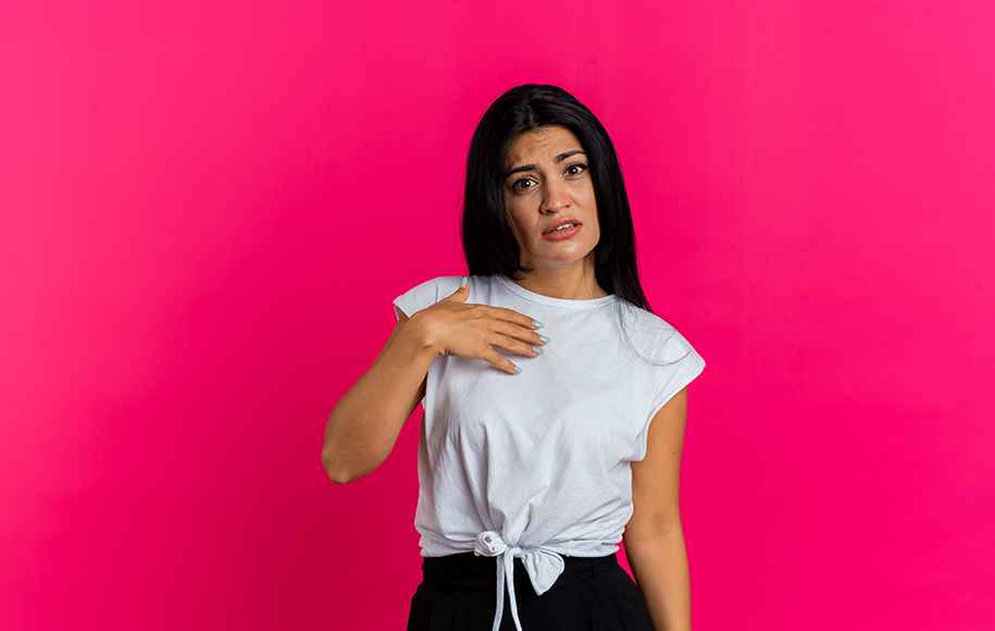 آیا سرطان سینه خوش‌خیم قابل درمان است؟ تفاوت تومور خوش‌خیم و بدخیم در بانوان