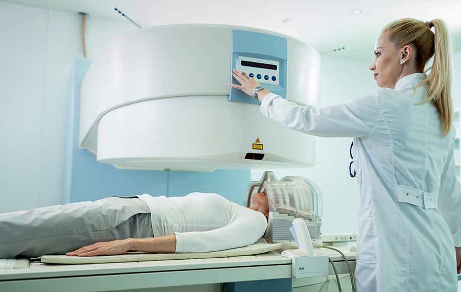 بررسی کامل پرتو‌ درمانی در سرطان سینه؛ مسیر درمان، عوارض و نکات کلیدی